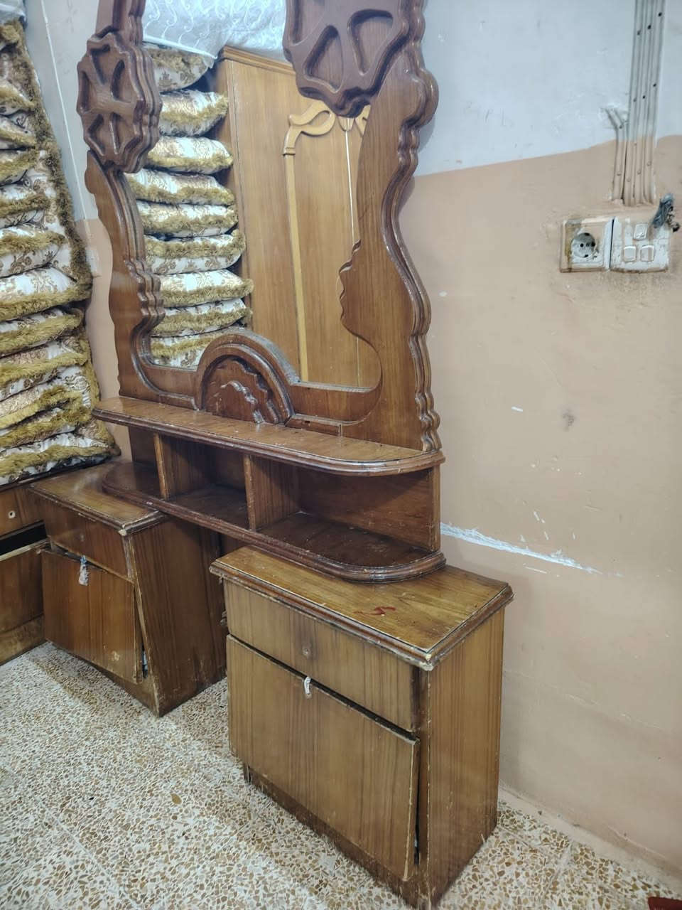 غرفه نوم كامله مستعمله 
الكنتور 5ابواب 
السعر 350


**إذا كنت صاحب هذا الإعلان وتريد حذفه لأي سبب، رجاءا أرسل رسالة إلى الدعم الفني**