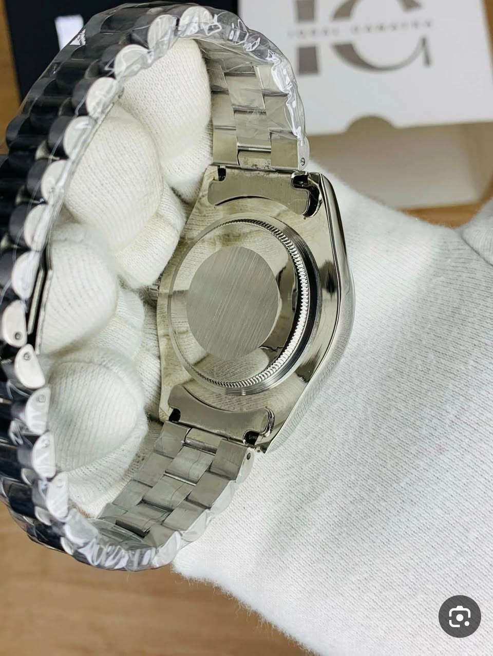 ساعة أنيقة بتصميم كلاسيكي خالد، تتميز بمينا أبيض ناصع وسوار من الفولاذ المقاوم للصدأ (ستانلس ستيل). الساعة تعمل بحركة أوتوماتيكية دقيقة وتأتي مع علبتها الأصلية كما هو موضح في الصور. مثالية للمناسبات الرسمية واليومية، وتعتبر قطعة استثمارية مميزة لهواة الساعات. البصرة, العراق


**إذا كنت صاحب هذا الإعلان وتريد حذفه لأي سبب، رجاءا أرسل رسالة إلى الدعم الفني**