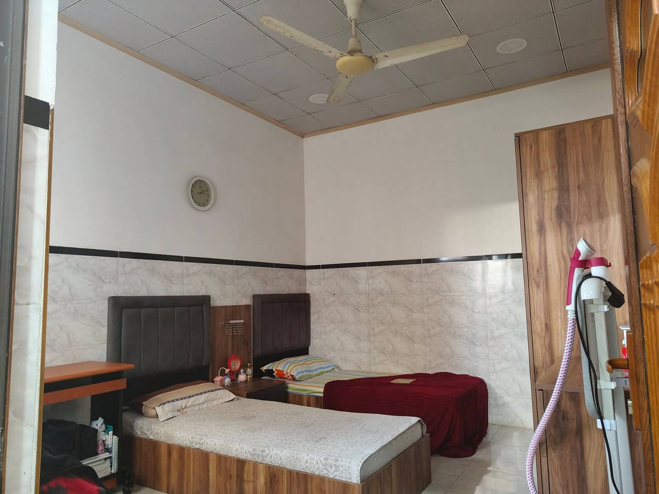 إعادة النشر بسبب الوعود الكاذبه بيت للبيع في حي الميثاق فرع جامع المهيمن مساحه 125واقع حال 150بيه غرفتين نوم وهول واستقبال ومطبخ وبيتونه ومناور اثنين وبيه فضله نهايه البيت حديقه طابق واحد سند طابو معامله التحويل ماشي بيها السعر 130الاتصال ***********
