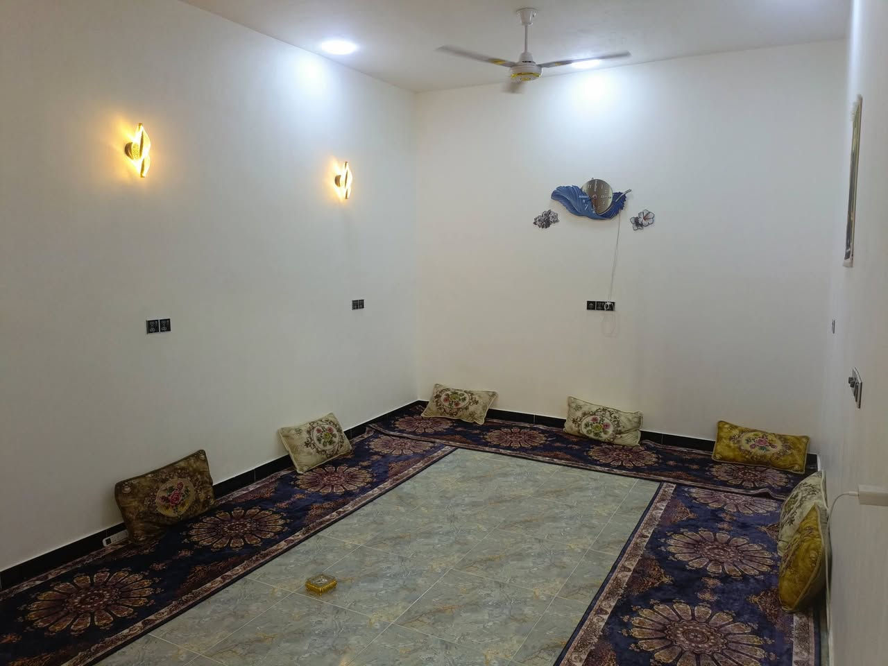 يالله  
لهم صلئ عل محمد وعلئ محمد
             سلام عليكم  
             لبيع 
البيت مساحه (150)متر   قريب عل شارع لاعم  تبليط
بي الفداء قرب لامدارس  وقريب عل ساحه لاواقع
بناء حديث  سقف صب كونكرين جديد بمعنه كلامه
يتكون  غرفتين كبار مناور ثنين  ستقبال  كبير  دونيه كبير
لارضيه بورسلين  لمطبخ لوح  حمامات هم لوح شغال درج اول
بيبان شرط درجه اول  تفصال       شبابيج تفصال 
البيت متعوب عليه   وشغال كله درج اول لاستفسار اكثر  لاتصل 
       ( ***********)
