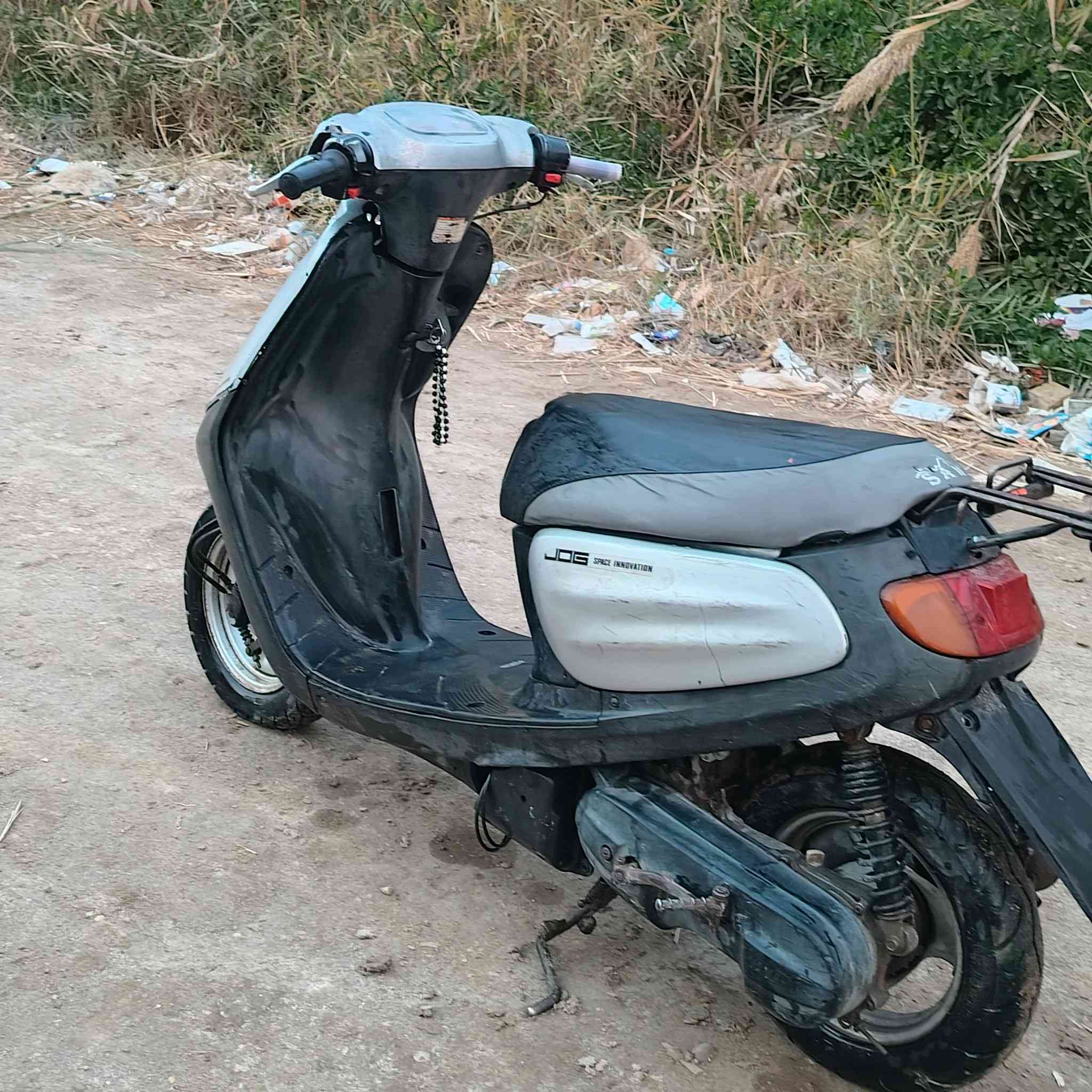 السلام عليكم 
لبيع دراجه ستين ملغوالي نثيه
دراجه كامله كهربائيات من كلشي لايتات اشاير  هورن وسلف 
ودبلات امام خلفي وقفل جنطه ستيرن  سعر ٢٥٠  مكان ناصريه مركز خلف مستشفى التركي رقم ***********
