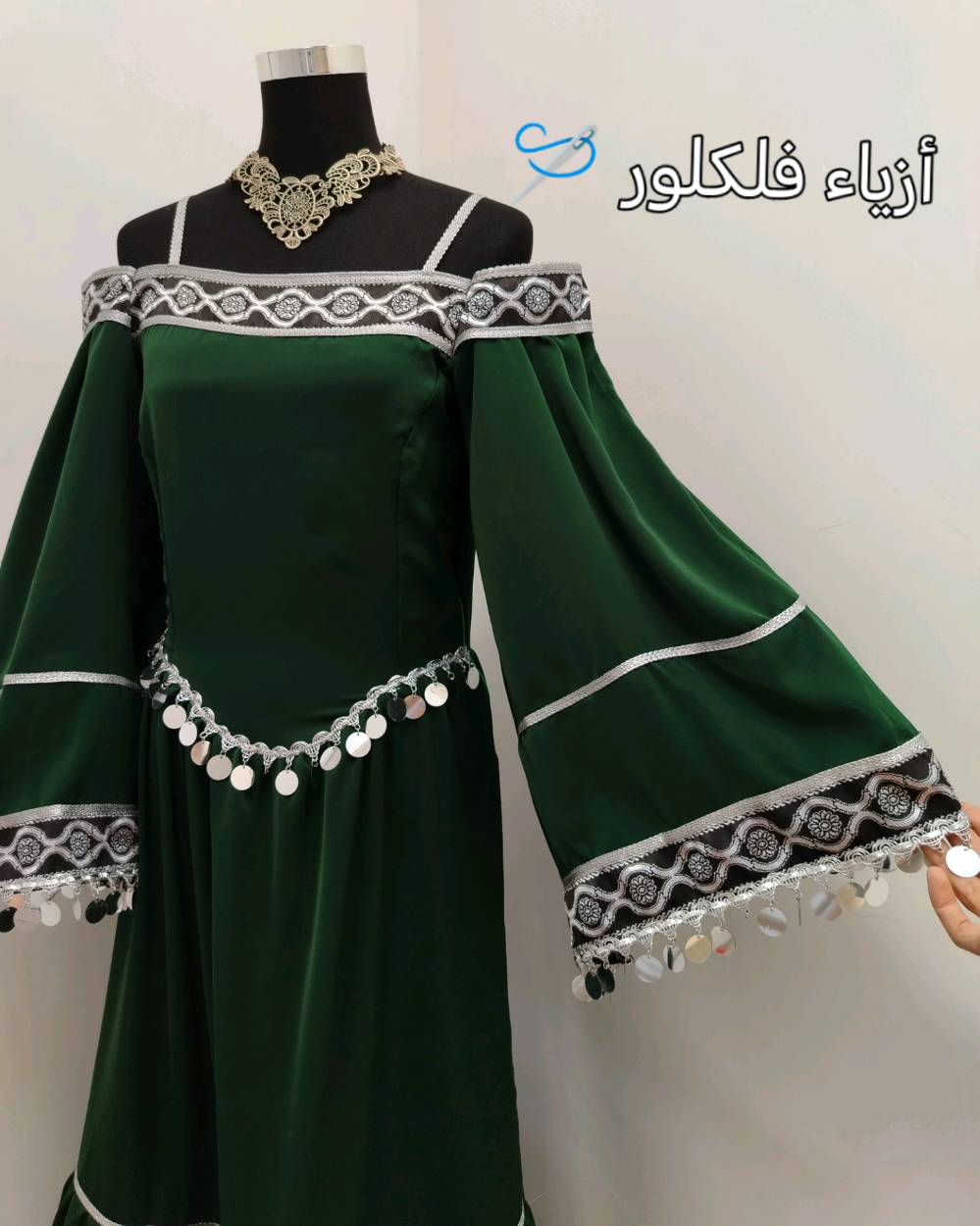 فستان غجري خياطي بنت طلبته ولغت طلبهة كلفني خياطه ٥٠ اريده ب40 خامته سندريلا موديله كلش حلو
شنو المقاس بالضبط؟ وهل الفستان يناسب أي طول/وزن تقريباً؟: 
قياس سمول مناسب لطول ١٦٥ لل١٧٠ وزن ٤٥ لل٥٥
وين مكانك بالعراق حتى المشتري يعرف الاستلام، وهل متوفر توصيل؟: 
بغداد متوفر توصيل 
الفستان جديد تماماً لو لبسة/تجربة وحدة بس؟: 
الفستان متكدر بس 
الخياطة على أي خامة بالضبط من السندريلا، وهل بيه أي تعديل أو إضافات غير الظاهر بالصور؟: 
سندريلا مارينا لا لا يوجد تعديل 