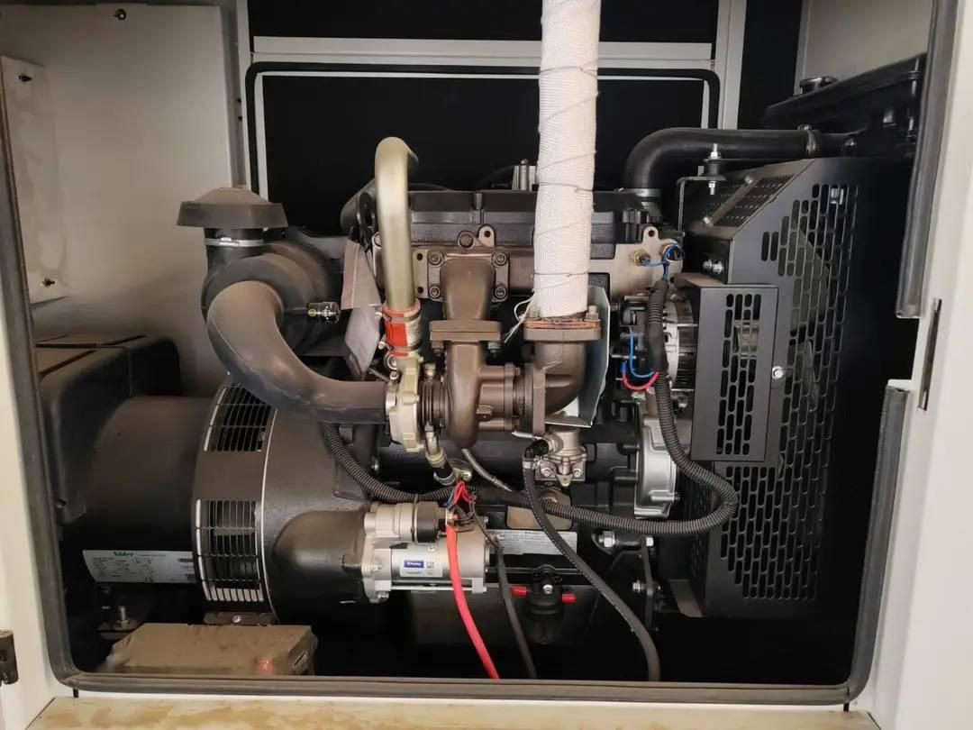 مولد قدرة ⚡ 45kva بيركنز انكليزي كاتم 
1 قوت الكتم 95/100
2 حجم المحرك 3بستم 
3 راس التوليد ليروي سومير فرنسي 🇫🇷 المنشأ 
4 شاشة DSE بيرطاني 🇬🇧 المنشأ الأصلي 
5 سوبر جارج 
6 مع خزان داخلي حجم 80لتر 
7 ضمان 1سنة أو 1000ساعة عمل 

للأستفسار والحجز الأتصال 
*********** واتساب 📞 

العنوان الكرادة ساحة 52 مقابل مسبح الأرثوذوكس 
تتوفر جميع الأحجام بغداد, العراق
