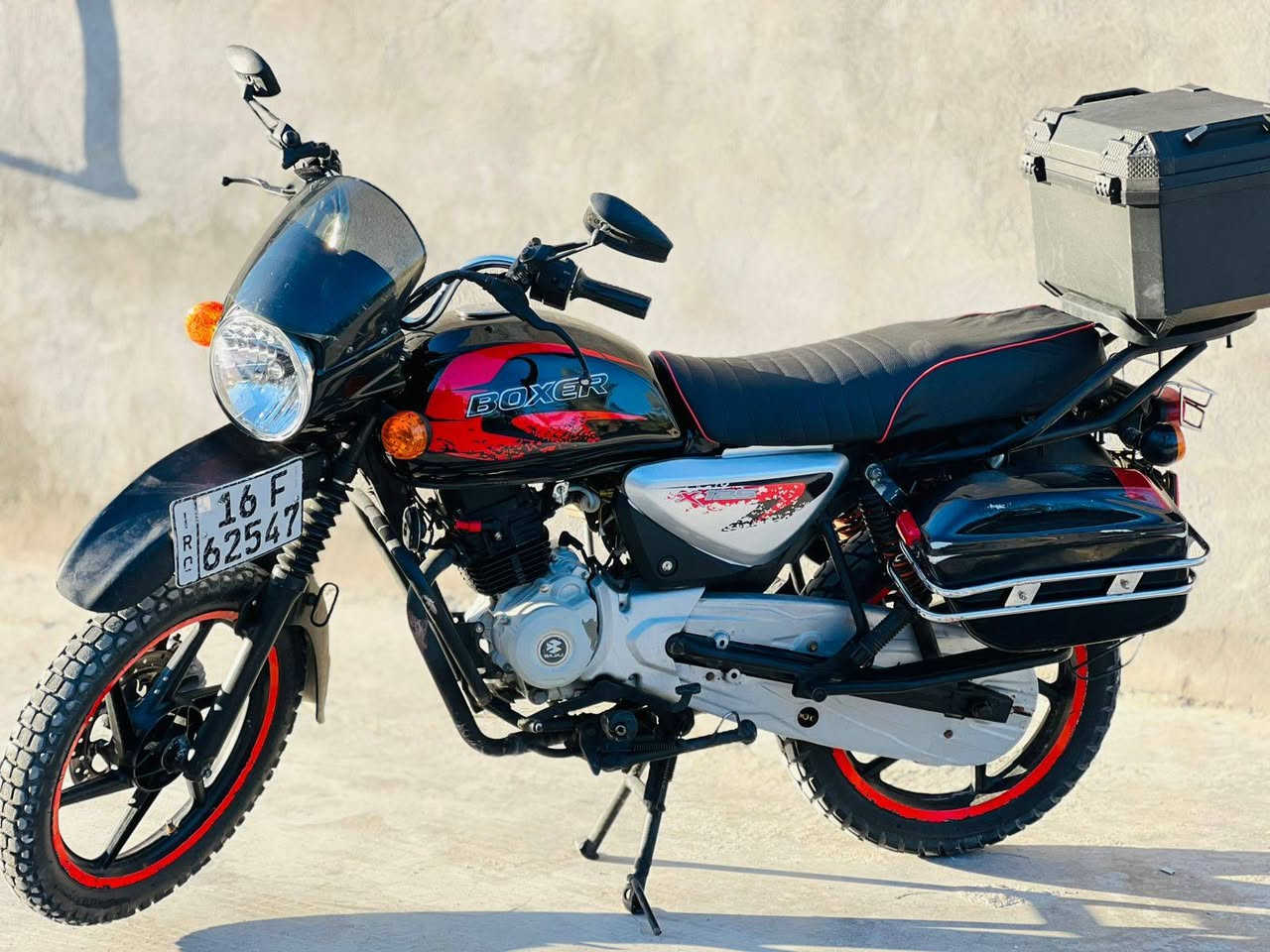 يالله 
بوكسر 22 طالعه ب 23
دراجه نظيفه واحلا من الصوره
مكينه بحاله جيده لاتنقيص لا تبخير
كهربائيات كامله +جنط +صندوگ
رقم أنگليزي  وسنوية دراجه مشروع وطني وباأسمي 
تحويل وين متريد وشوكت ميعجبك السعر 1900
وبيها مجال بسيط للاتصال ***********
