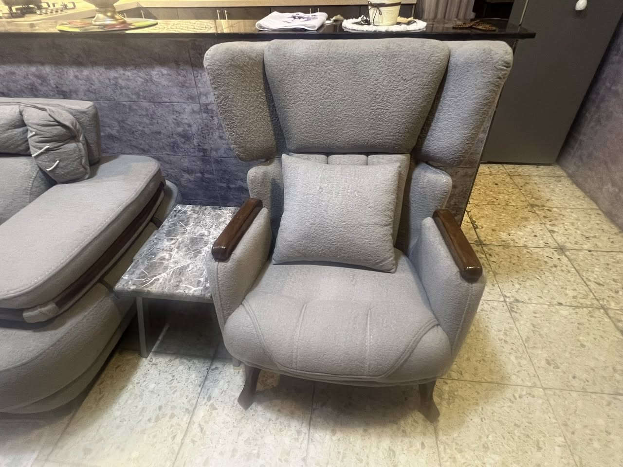 تخم عشر مقاعد إيراني جديد اليوم ماخذيه لكن المكان مكفه السعر مليون و300 بي مجال قليل السيديه شارع المدارس قماش وإسفنج وخشب درجه أولى


**إذا كنت صاحب هذا الإعلان وتريد حذفه لأي سبب، رجاءا أرسل رسالة إلى الدعم الفني**