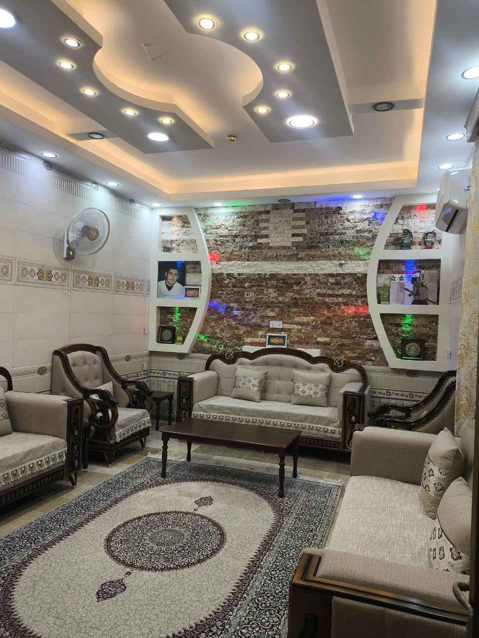 بيت للبيع مساحه ٢٠٠ م ركن طابو صرف على شارعين ١٥ م بناء جديد طابقين طابوك صب مسلح يحتوي على استقبال وصاله و٥ غرف نوم ومطبخ وصحيات  وكراج موقع البيت مميز جدا مقابل المستوصف عنوان كربلاء حي المجتبى أي استفسار اتصل ***********  نستقبل جميع العروض في انحاء كربلاء
