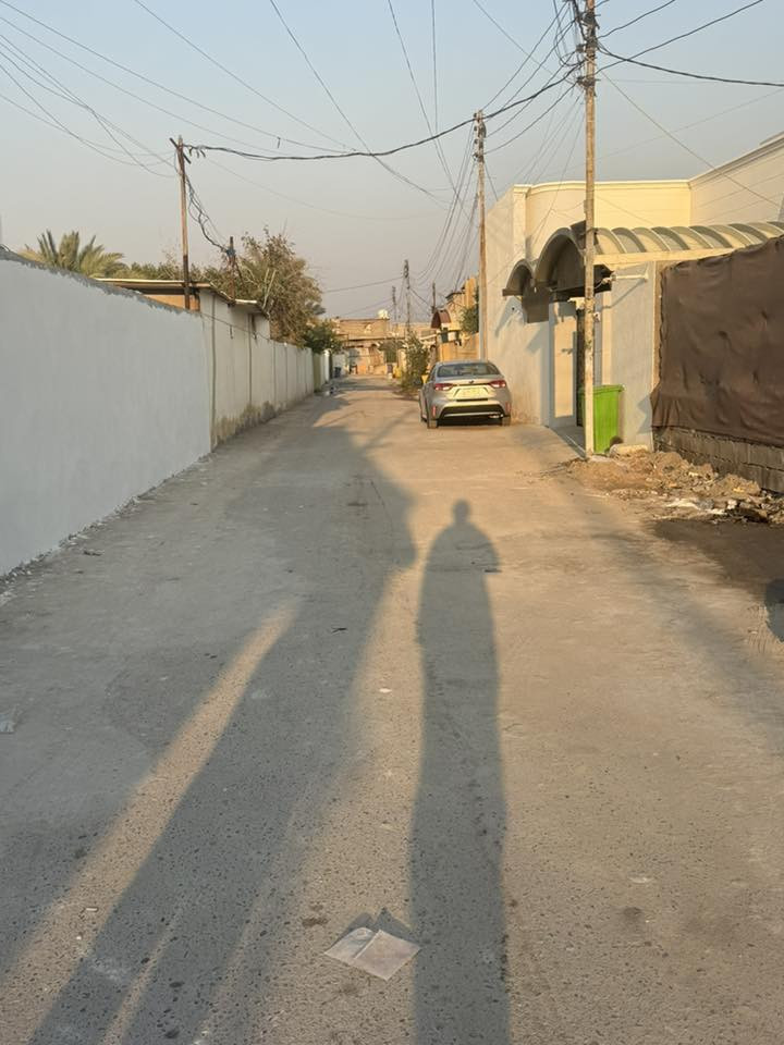 السلام عليكم قطعه ارض للبيع المساحه 200
خدمات كلشي متوفر بيها كهرباء وماء ومجاري وتبليط
موقعها جامع المهيمن قرب محلات الشيخ ابو نهاد المختار 
تبعد عن الخدمي 50متر وتبعد عالسده مسافه 600متر موقعها يخبل داخل فرع مسدود سند 35
*********** 
‏‭0770 290 4272
