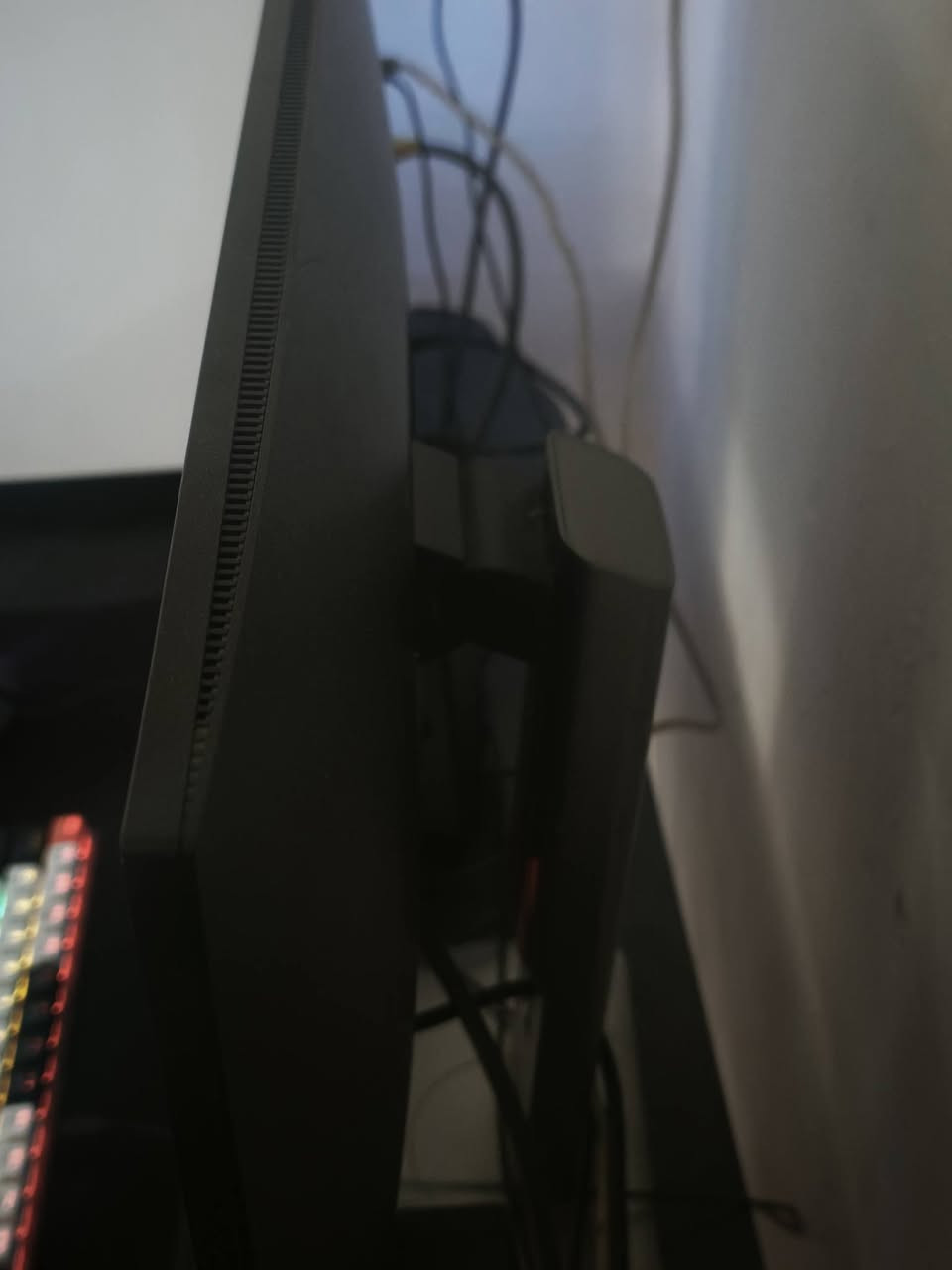 شباب للبيع حاسبة (تجميعة) وية كل ملحقاتها، الغراض نظيفة جداً (اخت الجديد) واستخدام حشمة. ، هذا السيت-أب كامل مكمل وجاهز بس تشكل وتلعب.
​💻 مواصفات الكيس (Case):
​المعالج: Ryzen 5 3600X (6 Cores) - وحش بالألعاب وبالرندر.
​كرت الشاشة: RTX 3060 8GB - يشغل أقوى الألعاب 
​الرام: 16GB DDR4 3200MHz.
​التخزين: SSD 256GB (للنظام سريع جداً) + HDD 1TB (خزن للألعاب والملفات).
​🖥️ الشاشة والملحقات:
​الشاشة: Dell 24 inch Full HD - ألوان تجنن وحواف ناعمة.
​الماوس: Razer Gaming RGB الأصلي.
​الكيبورد: ميكانيكال قيمنق احترافي.
​🪑 الأثاث 
​الميز: ميز هيدروليك كهربائي (يصعد وينزل بدقمة) - مريح جداً للگعدة الطويلة.
​الكرسي: كرسي XTREME Gaming أصلي - جلد وتطريز درجة أولى ونظافة 100%.
​✅ ملاحظات:
​الحاسبة مرتبة ترتيب مال "شخص مهتم" من ناحية الإضاءة وترتيب الوايرات.
​الجهاز جاهز للفحص والتجربة بأي لعبة تعجبك قبل الشراء.
​البيع للسيت-أب كامل (القطع متوفرة كحزمة واحدة).
​💰 السعر الكلي: 1,500,000 دينار (وقابل للتفاوض البسيط للجادين).
​📍 المكان: بغداد - المشتل
📞 للاستفسار وتساب أو اتصال: ***********
