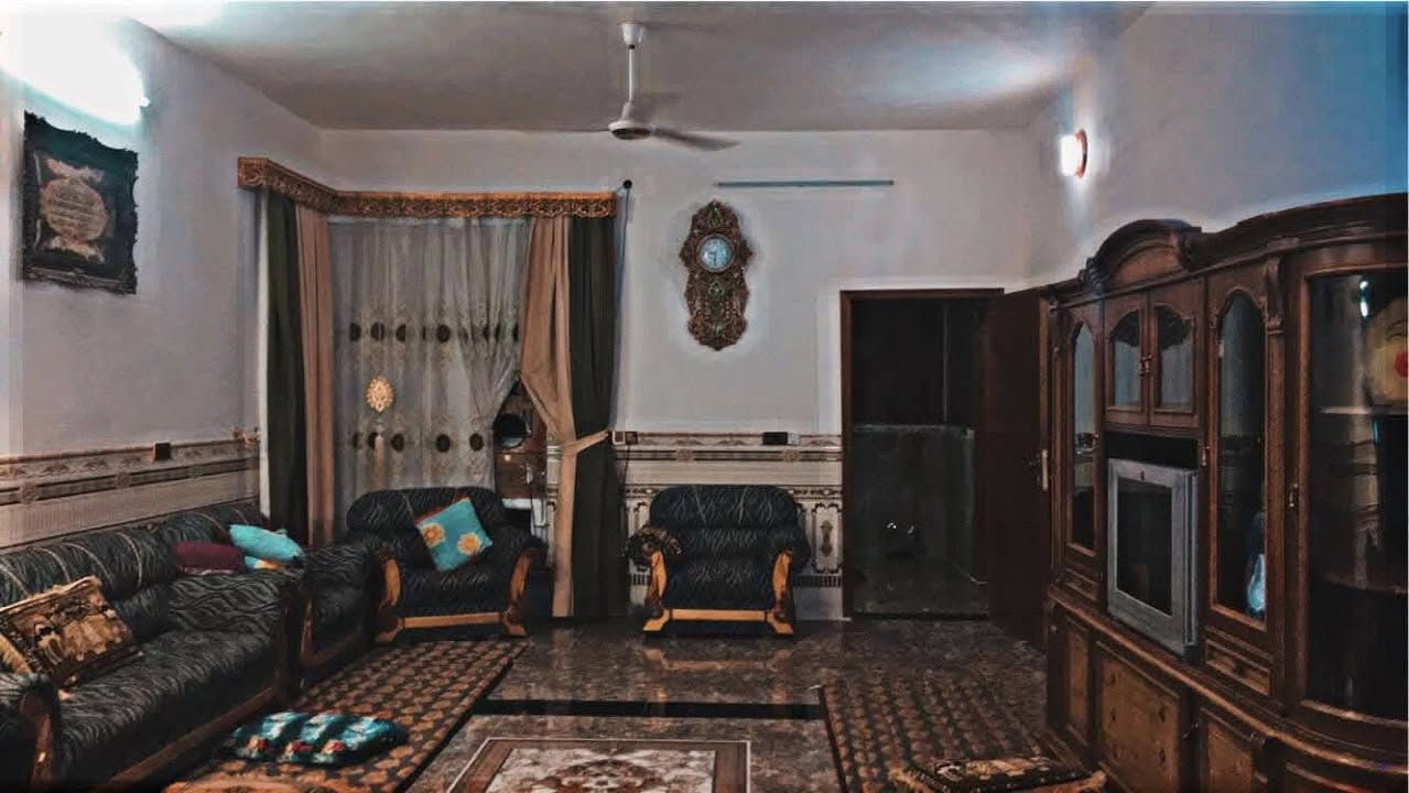 دار للبيع في القريه الجامعيه على خط السريع 
‏ مساحة  900 متر 
‏
‏الدار يتكون من استقبال + هول  +ثلاث غرف نوم +مطبخ حار بارد + مجمع صحيات 
‏
‏الطابق الثاني يتكون. من ثلاث غرف نوم + هول + مجمع صحيات.  
‏
‏واصل تبليط+ ماء + كهرباء+بلديه 
‏للاستفسار اتصال على رقم ***********الدار للبيع  
‏
