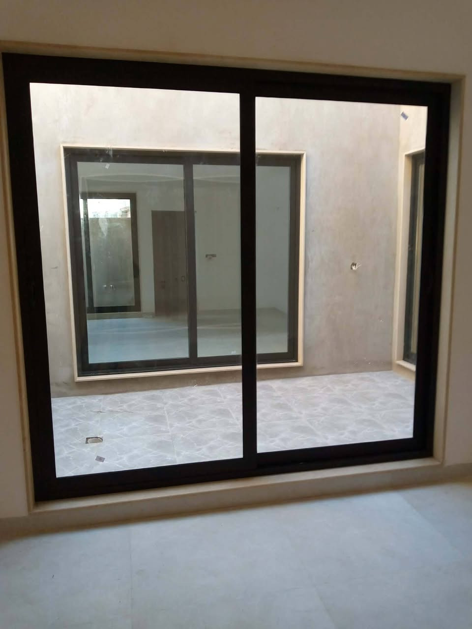 مرحبا
الي يريد وحد يشتغله ابواب وشبابيك ومحجلات يخابر علئ هذا رقم 

***********

هذا شغل ولد
