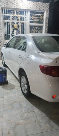 سيارة تويوتا كورولا موديل حديث باللون الأبيض معروضة للبيع. السيارة نظي...