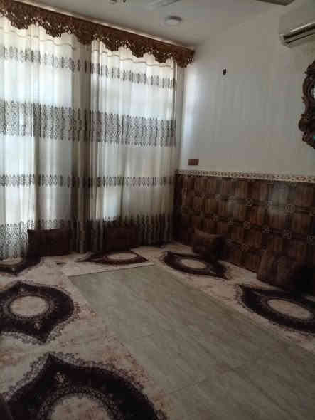 مشتمل مساحته 100م  الواجهه 5م والنزال 20م في الفلاحية حي الجامعة قرب أسواق فدك يبعد عن شارع 30 فرعين طابق ونص الأول متكون من غرفه وهول واستقبال ومطبخ وصحيات والطابق الثاني غرفه وهول وصحيات وسطحين ومجموعه صحيات خارجيه بناء حديث كافة الخدمات متوفره 
***********  .
