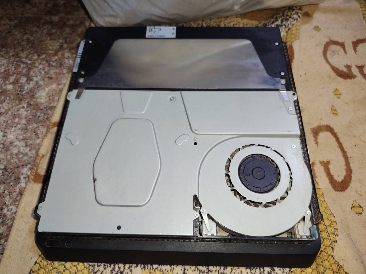 بلي فور سلم للبيع وبا جوستك 1 وقرص جيتي اي فايف وكاملات الوايرات السعر 225 وبي مجال الرقم ***********
المكان: البصره الخليليه شارع 14 تموز. 
البلي نضيف لامفتوح ولا مصلح نهائين 🔥../100
