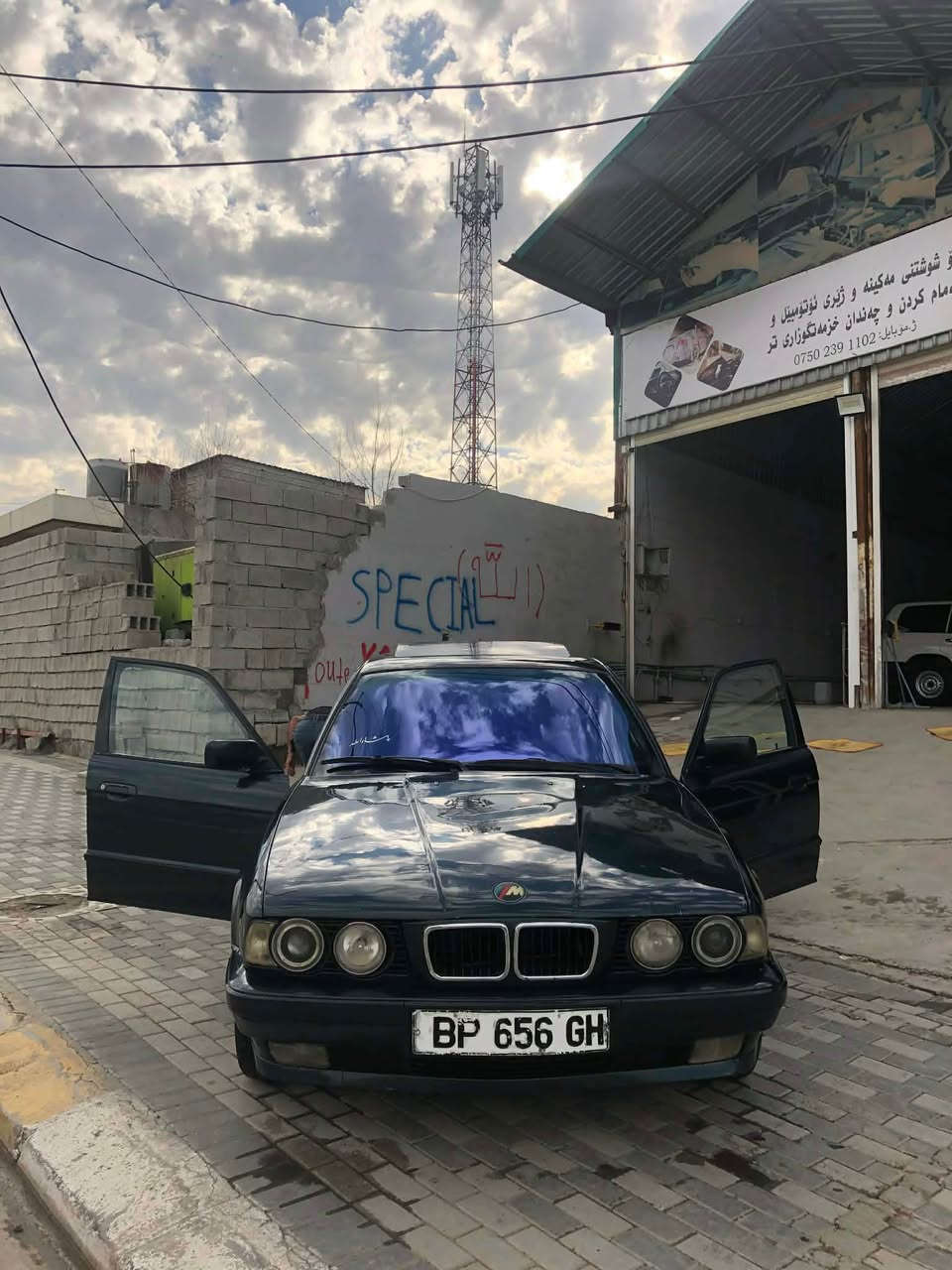 Bmw  525 فول مواسه فات 
مؤديل 1994
مكينه ٢٥  گيرتؤماتيك
منفيست اسلي يبراهم غليل
سلايت   ٤جام كاره با قفل مركزي
ABSته بريد ساردو گرم
حام بؤياغ  له سر ساغه
چوار تايه و ويلي لؤك  
گؤرينه وه ش ده كه م له سه ر دل گرتن
شوين سؤران 
ژماره ي موبايل *********** أربيل, العراق
