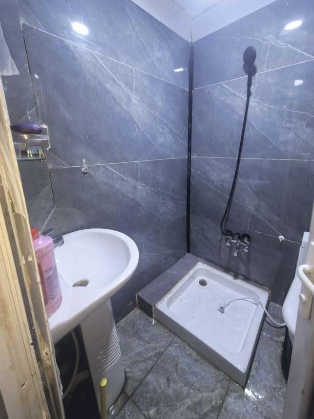 شقه أجار موثثه بريهة تصلح مكتب او موضفين طابق ثالث غرفه صاله وملحقات اجار750
س ***********
