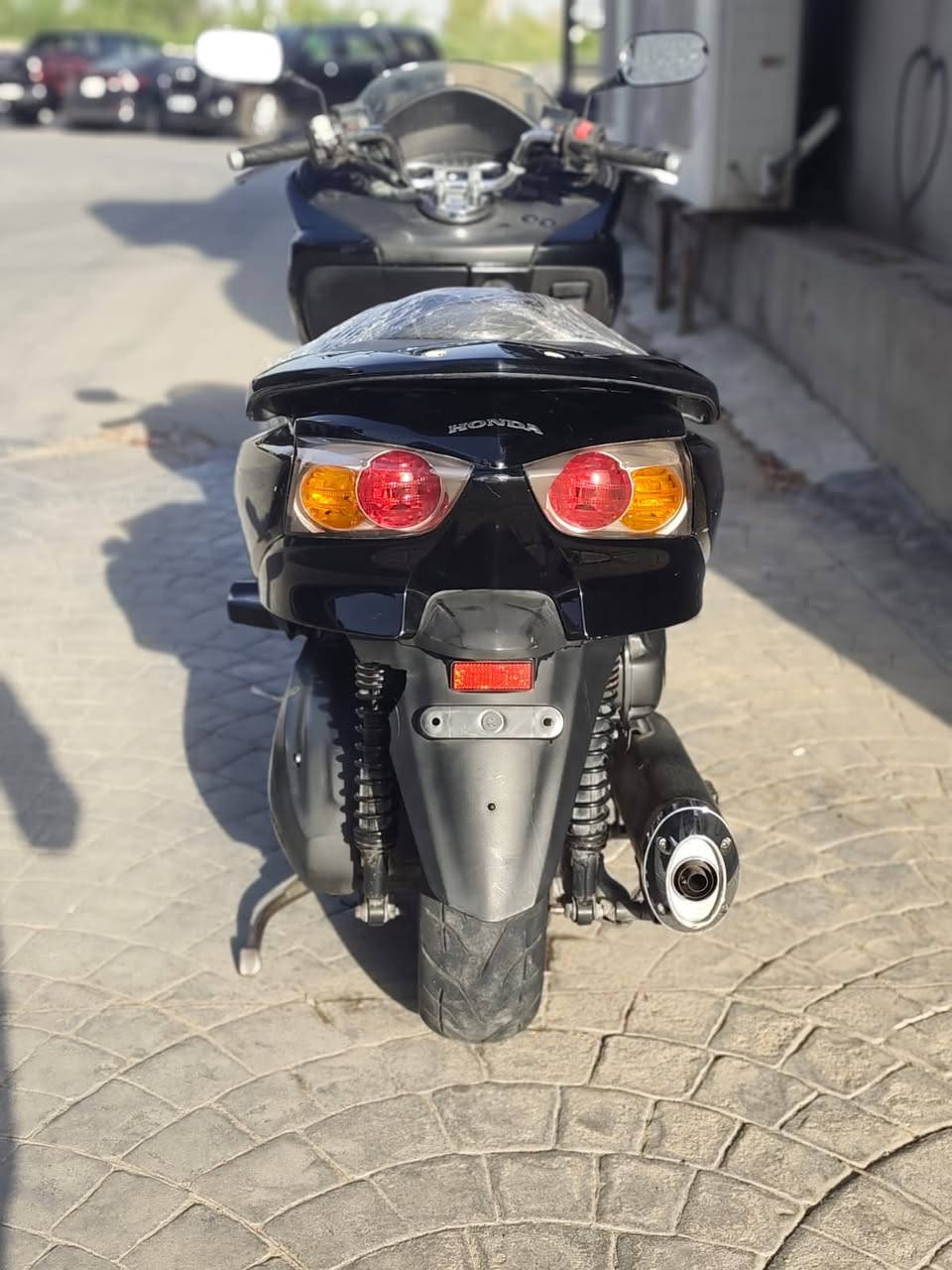 سلام عليكم 
 هوندا فورزا 010 S7  
غنية عن التعريف 
مواصفات 
ماكينة 250 cc 
بيها 7 كير و4 تحويلات 
كير شغال واوتوماتيك كامل 
ماكينة كبس مامفتوحة ابد 
تايرات جديدة 
الدراجة خير من الله 
يحتاجلها شويت ترتيب 
الدراجة مابيها ايا عيب 
تواجد اربيل 
السعر 12ونص وبيها مجال لطيبين
***********
