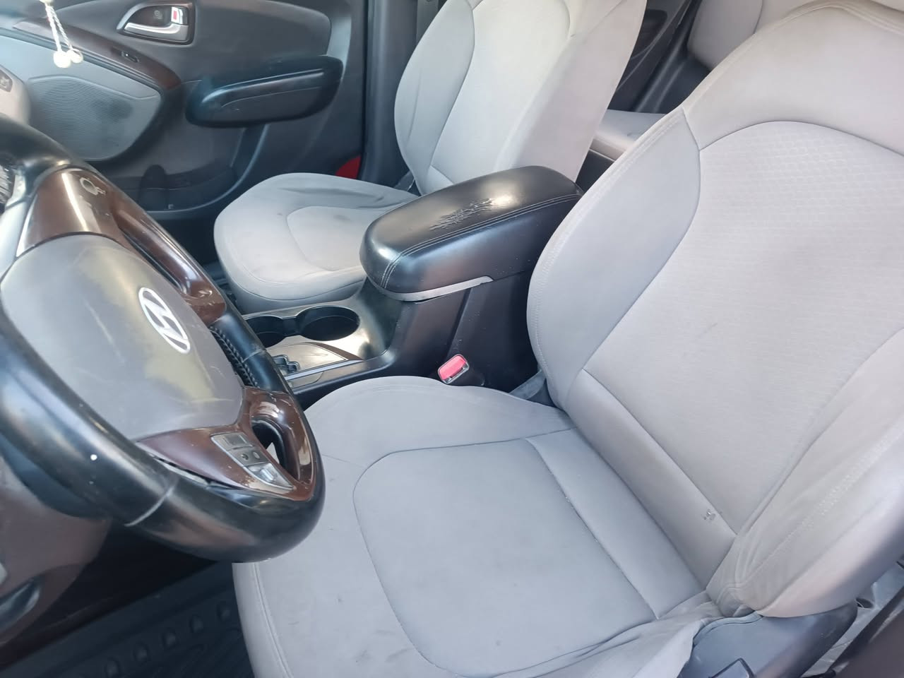 توسان للبيع خليجي محرك 2000 سنويه الى 2028 بسمي موديل 2012 السياره مصبوغه عام مكان السياره حله  السعر 110 وبيه مجال اتصل على هذا الرقم ***********
