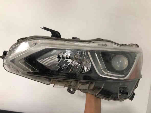 السلام عليكم 
زوج لايتات نيسان التيما 
يرهم من موديل(2019-2023)
ابو العدسات
مع الكلوبات
كلش نظيفات وبدون اي كسر 
السعر 175 وبي مجال للشراي
للاستفسار
***********
