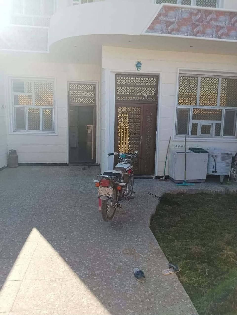 اللـــهـــم صـــلِّ علــى مـــحمــــد وآل مـــحـــمـــد 
دار للبـــــيع المســــاحه210م ركـــن طــــــــابـو زراعـــي سنــد 25

                    طابــقــيـن 3غــــــرف نــــوم 

الطابـــــــــق الاول

 غــــــــرفـه نـــوم وكــــــــلــدور ومـــطـــبــــــــخ وســـــــتـــقبـال ومـــــــجـــــمــــــــع صــــــحـــيـــــات وكـــراج سيــاره وحـديقـه 

الطابـــــــــق الثـــــــــاني 

غــرفــــــــــتــــيـــــــن نــــــوم وكـــلـــــــدور 

عــنــــــوان مـــحيــــزم 4شـــــــارع شريـــفــــه الجـــديــــد مقـــابل 

الملــــــــــب الخمـــــــــــاسي رابــــــع بيــــت عن شـــارع شــــريـفه 

اتــــــــــرك تعلـــــــــــق ويــــــــتم الـــــــرد خــــــــــــاص او اتصــــــــال ***********   او 

مـــراجـعـت مكـتـــب الربـــــيعـــي للـــعــقـــار ولــمقــــاولات الــــعـــامـه شـــارع 100قــــرب جـــســــر الــــمــــــشـــــات 

عنــــدك عقــار اتريـــــــد اتبيعـــــــعه او اتأجـــــــــره اتفضـــــــل خــــــــاص او اتصــــــال***********
