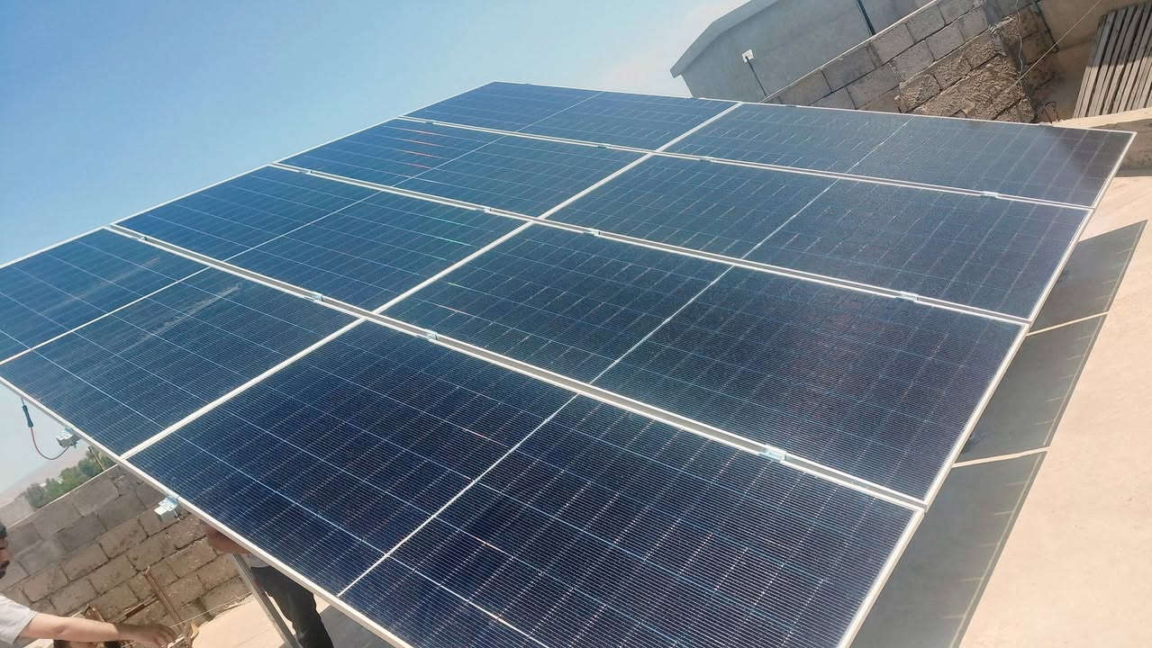 🔆 مشروع جديد…من روژ للطاقة الشمسية 
📍 من موقع التنفيذ – #بازوايا
🗓️ الخميس  21_5_2026
في إنجاز جديد يعكس قوة الأداء ودقة التنفيذ، يعلن  روژ للطاقة الشمسية عن إكمال مشروع مميز لتحويل منزل زيد علي  إلى منظومة طاقة شمسية متكاملة صُمّمت لتوفير طاقة مستقرة، ذكية، وعالية الكفاءة على مدار اليوم.
⚡ المنظومة تم تنفيذها وفق أعلى المعايير العالمية، لتعمل بسعة:
🔸 18 أمبير نهاري
🔸 15 أمبير ليلي
مما يضمن استمرارية الكهرباء بثبات عالي، وتقليل الاعتماد على الشبكة الوطنية والمولدات، مع تحقيق توفير ملموس في التكاليف.
🌞 هذا المشروع يأتي ضمن رؤية روژ الهادفة إلى إعادة تعريف مفهوم الطاقة في العراق، عبر تقديم حلول متطورة تجمع بين الأداء القوي والاستدامة الذكية.
🔧 تفاصيل المنظومة:
▪️ ألواح بلاديفيه – قدرة 620 واط
▪️ عدد الألواح: 8
▪️ ضمان الألواح: 15 سنة
▪️ إنفرتر Allolla – قدرة 6 kw (ضمان 5 سنوات) #IP65
▪️ بطارية ليثيوم – سعة 15 Kw  (ضمان 5 سنوات)
✨ روژ للطاقة الشمسية
نحو طاقة أنظف… أداء أقوى… وثقة تُبنى مع كل مشروع.
🔥 هل أنت مستعد تنتقل لمستوى أعلى من الاستقرار الكهربائي؟
دعنا نصمّم لك الحل المثالي حسب احتياجك.
📞 للتواصل:
👷‍♂️ م. قيدار
*********** – ***********
👤 سلام سلو
*********** – ***********
#طاقة_شمسية #روژ_للطاقة_الشمسية
#EnergyFuture #SmartPower
#باعذرئ #دهوك #أربيل #الموصل #العراق
