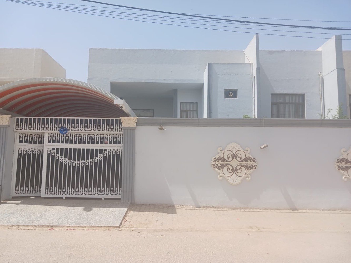 سلام عليكم   تم عرض. عدن البيت البيع مساحه 300  موقع مجمع الأميرات.القديم  مرحله اول. قطاع ثامن   بناه نضيف  بيه اضفات   من احدث  مواد بناء من افضل كادر بناء 
:مبدله رضيه بورسلين  
: 2  إضافه غرفه  طابق ثاني. أربع 
:3 كراج كاشي. من احدث معامل في نجف 
:4اضافه مطبخ حار وبارد 
:5صاله عدد 3
:6 مجمع صحيات جداد  مميز 
:7تسيس  كهرباء جديد 
:8 اهم شي بناء مال جناي واليس بياع شره 
:9بيت  بعد بناء صارله سنه  من مسكون 
:10 الاستفسار  على رقم :***********
:11الاستفسار  على واتساب فقط   سعر 300بي مجال @واتساب وشكرآ جزيلا