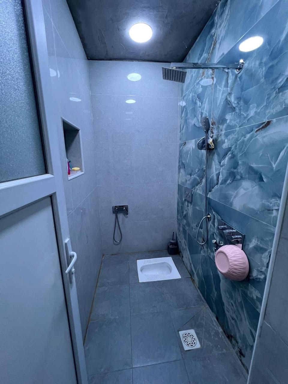 بيت للبيع المساحة 110 متر واجهة 5 ونص ونزال 18 متر
الموقع الكوفة السهيلية مقابل المستشفى العراقي اول بيت عن الشارع العام 
بناء درجة اولى صب اساس وسقف جسور مو حصيرة 
ارضية بورسلين هندي درجة اولى شركة ايتاكا 
بيبان حديد تعويج 
الخشب صاج درجة اولى 
غرفة ومطبخ وصالة واستقبال وصحيات داخلية وخارجية 
الطابق الثاني غرفة وبيتونه 
للأستفسار  ‭0780 526 0856‬
