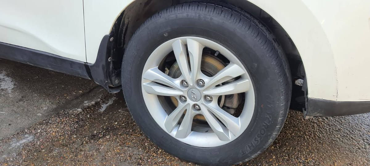 السلام عليكم
توكسان خليجي فول الفول 
بانوراما وفور ويل وكير ٦ نمر عادي واوتو 
كير مكينه وتبريد وصدر وتخم تاير جديد اي نقص مابيها بيها مكانات رش مو حادث سعرها ١٣٠ 
مكاني الكراده - للاتصال *********** 
اني فقط مكلف بالنشر
