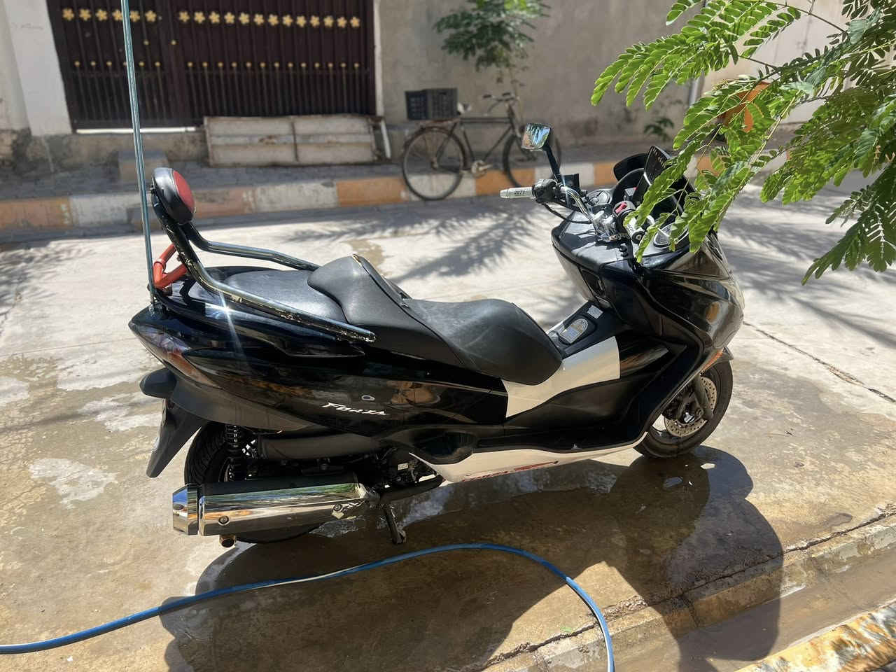 فورزا 010للبيع دراجه ماشيه 27الف مكينه برغي ممفتوح بيها تدفه شغال سماعات زوج تايرات جديد ما نقصها كلشي السعر16 بي مجال مكان سعديه 
***********
