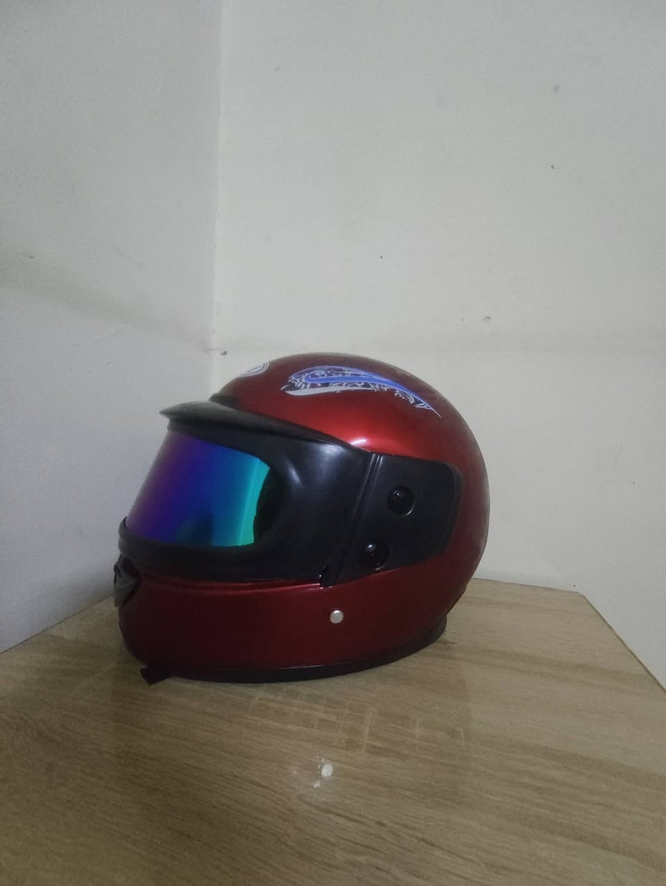 السلام عليكم خوذه مستخدمه يوم واحد بعدها بل جيس رقم الهاتف ***********
