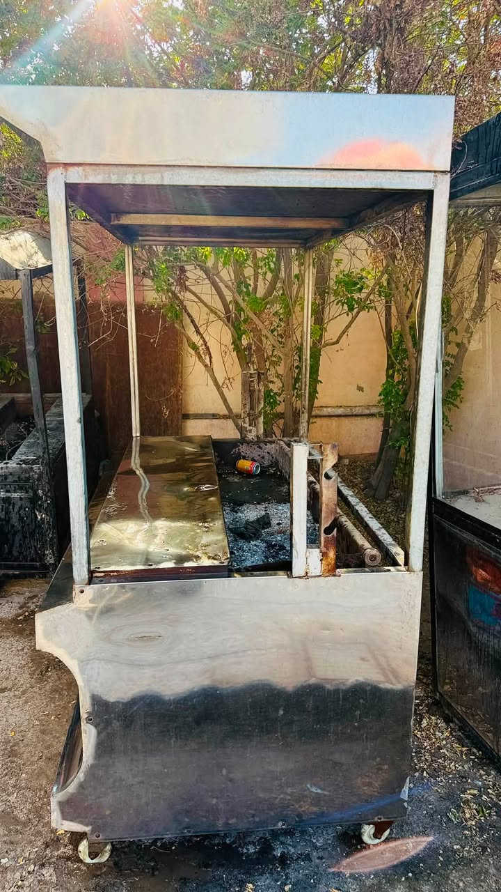السلام عليكم شوايات كص فحم وحطب عدد ثنين
 وحده حديد شكل سياره مع شيش 
 والثانيه ستيل نظيفة مكان الفحم جرار ينسحب مع شيش 
للتواصل ***********
