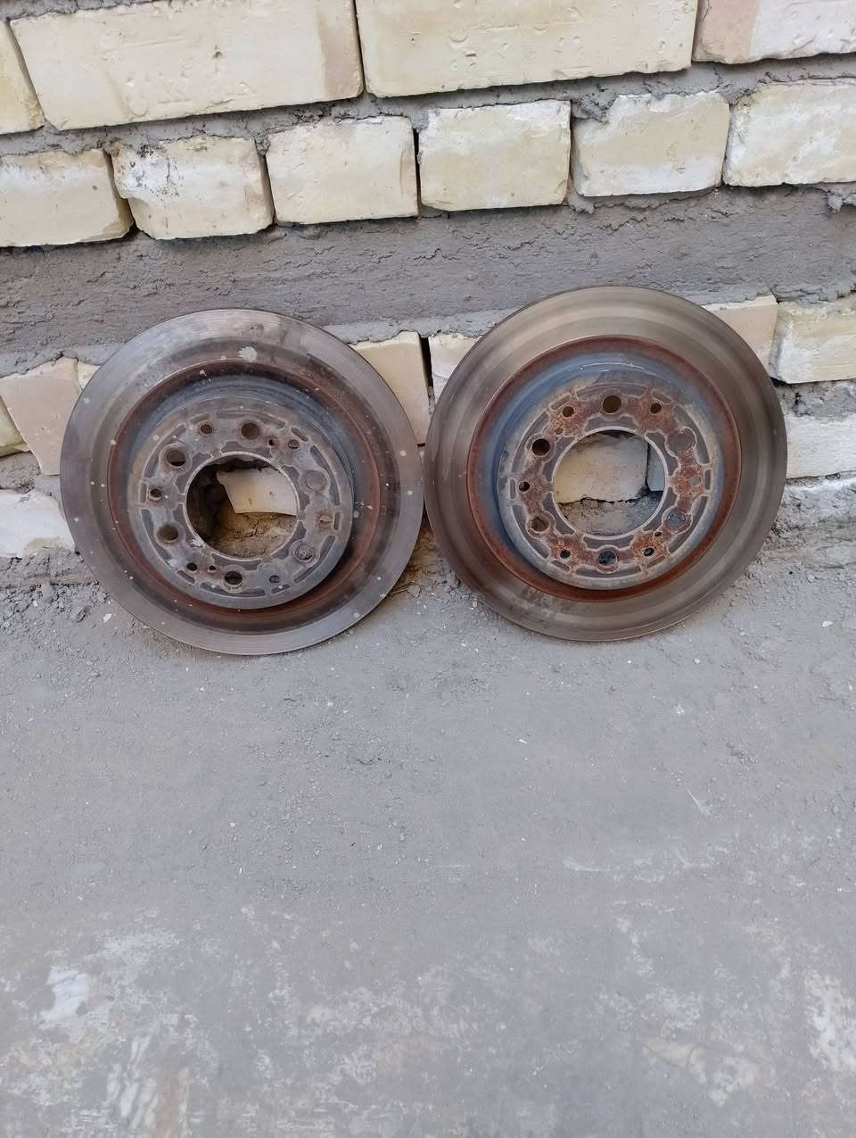 سلام عليكم عندي فلنجات مال سيارة لكزس لو لاندكروزر ماعرف بظبط جدد بلكارتونة قيم ب  يرضي الله ***********
