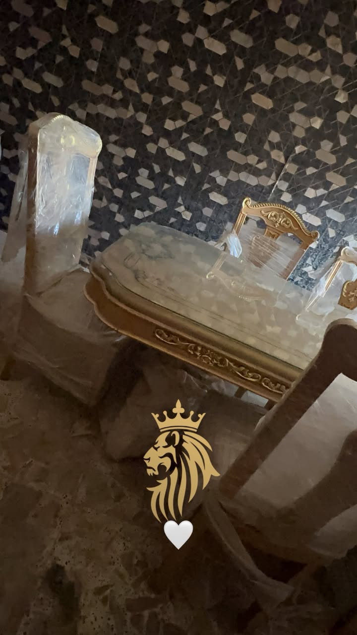 ميز طعام ملكي للبيع بعده بجيس كامل كراسي   محد كاعد عليهن مكاني كربلاء سعره ٤٠٠ وبي مجال قليل رقمي وتساب ***********
