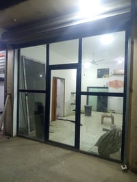 جام خانه المنيوم باب وسطي مع الزجاج كاملة جديده للبيع  القياسات  عرض 4...