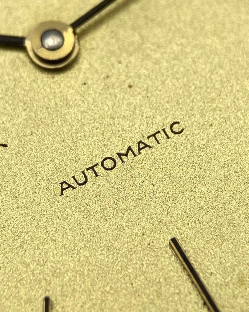 LONGINES 
اوتوماتيك 
نظافة مقبولة او جيدة 
سير لونجين صناعي 
بوك لونجين


**إذا كنت صاحب هذا الإعلان وتريد حذفه لأي سبب، رجاءا أرسل رسالة إلى الدعم الفني**