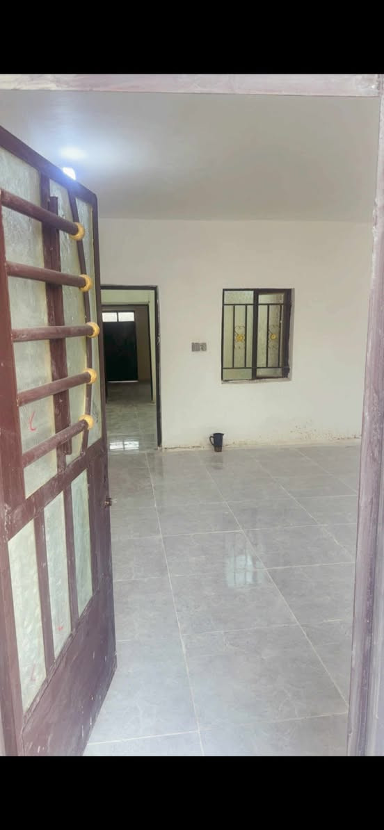 السلام عليكم بيت ١٠٠متر للبيع صب مسلح العنوان حي البساتين المدخل الثاني من جهة القناة السعر ٣٥بي مجال سند اصفر ***********
