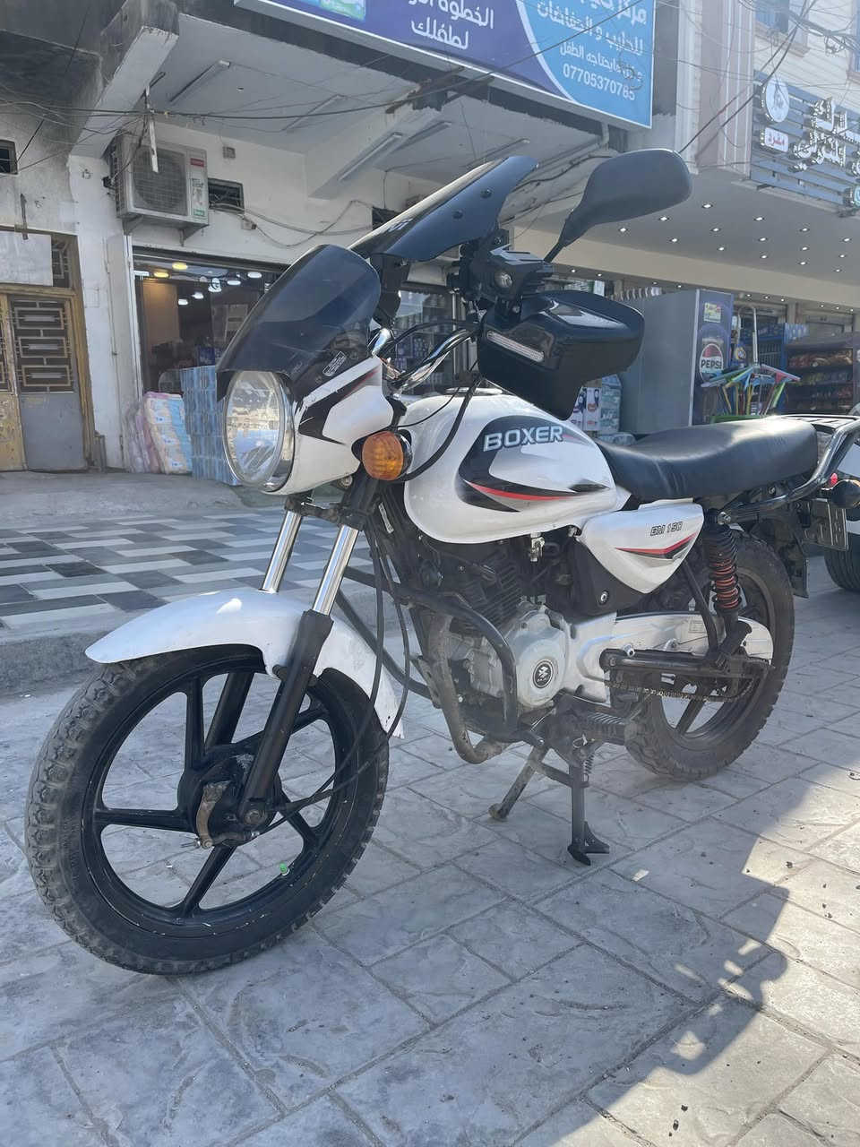 سلام عليكم 
دراجه بوكسر مديل 2022 محدثه 2023 دراجه نضيفه مبدل ولفات فقط سنويه باسمي تحويل ثاني يوم السعر ١٩٠٠ وبي مجال بسيط ***********
