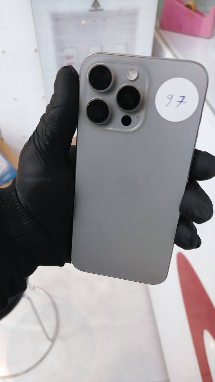 ايفون 15 برو ماكس ذاكرة 256 
بطارية 97 نضافة 100%
   السعر مليون و 200 وبي مجال قليل
عدد ضربات شحن  300  يعني ممستخدم هواي ابد

للاستفسار :-***********
