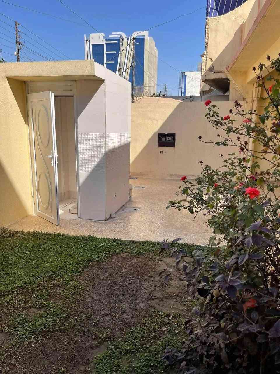 🏘️دار للبيع محدث بالكامل 
📍الموقع حي البلديات (الافرع المقابله لسانكو مول)
✅ مساحه ٢٠٠ متر واجها ١٠ متر 
📌يقع على شارع صبه ٨ متر 
✅يتكون من طابق واحد فقط مطبخ وهول واستقبال وغرفتين نوم وخدمات ومناور 
⁉️للاستفسار مراجعه مكتبنا في حي البلديات قرب افران العلا 
او الاتصال بنا *********** /***********
