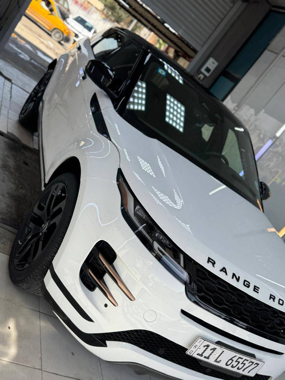 🚗 للبيع
Range Rover Evoque 2023
– رينج ايفوك 2023 وارد

🌍 المدينة –  بغداد 
•   🛣️  المسافة المقطوعة    3000 فقط 
------------------------------------------------------------ 
💰 السعر:        275  رانج   ايفوك  2023 

✅ المواصفات :

🔹 بحالة ممتازة جدًا –
🔹 وارد أمريكي 
رقم بغداد 

✔️ فتحة سقف بانوراما
✔️ مقاعد جلد فاخرة
✔️ تدفئة وتبريد للمقاعد (أمام + خلف)
✔️ دخول وتشغيل ذكي (Keyless)
✔️ شاشات وسطية متعددة تعمل باللمس
✔️ مقاعد كهربائية مع ذاكرة
✔️ باب خلفي كهربائي
✔️ نظام دفع رباعي (AWD)
✔️ كاميرات 360 درجة + حساسات أمامية وخلفية
✔️ نظام تثبيت سرعة ذكي (Adaptive Cruise Control)
✔️ نظام المحافظة على المسار
✔️ شاشة عدادات رقمية بالكامل
✔️ إضاءة LED أمامية وخلفية
✔️ نظام صوتي فاخر
✔️ شحن لاسلكي للموبايل
✔️ منافذ USB متعددة
✔️ نظام ملاحة (GPS)
✔️ وضعيات قيادة متعددة (Terrain Response)
✔️ نظام فرامل طوارئ تلقائي
✔️ مراقبة النقطة العمياء
🛠️ ملاحظة:
نظيفه جدا  سياره فقط.تبديل داعاميه امامي وربع جاملغ فيه فقط.
لاستفسار وات ساب او اتصال ***********
