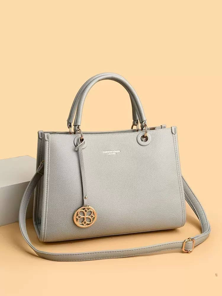 #ALSEDRA 
حقيبة ماركة FASHION LEATHER
حقيبة يد نسائية جلد طري عالي الجودة / خفيفة الوزن / متعددة الخانات 
ابعاد الحقيبة مثبتة على آخر صورة 
———————————————————-
العنوان / كربلاء شارع السدرة مقابل باب سدرة المنتهى للامام الحسين عليه السلام مقابل حلويات الحاج جواد الشكرجي 

#للحجز_او_الاستفسار_يرجى_مراسلة_البيج 

تتوفر خدمة التوصيل داخل كربلاء و جميع المحافظات 

⚠️إذا كان المنتج غير مطابق للمواصفات المكتوبة يرجى عدم الاستلام


**إذا كنت صاحب هذا الإعلان وتريد حذفه لأي سبب، رجاءا أرسل رسالة إلى الدعم الفني**