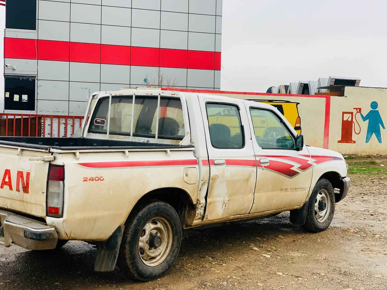 نیسان2002
ڕەقەم هەولێر
تەبرید و پاوەر
بەشەرتی تەحویل بەسەر چووە
پێش و،دوای دەعم قورسی نیە
تەنیا وەرگەڕاوە زۆر جوان چاکراوە هەستی پێناکەیت
گێڕ و مەکینەو ئەکسل بەشەرت
کارەبایی ئیشەکا
گەرمی ئیشەکا تەبرید ئیشەکا
لە چەمچەماڵم***********
***********
