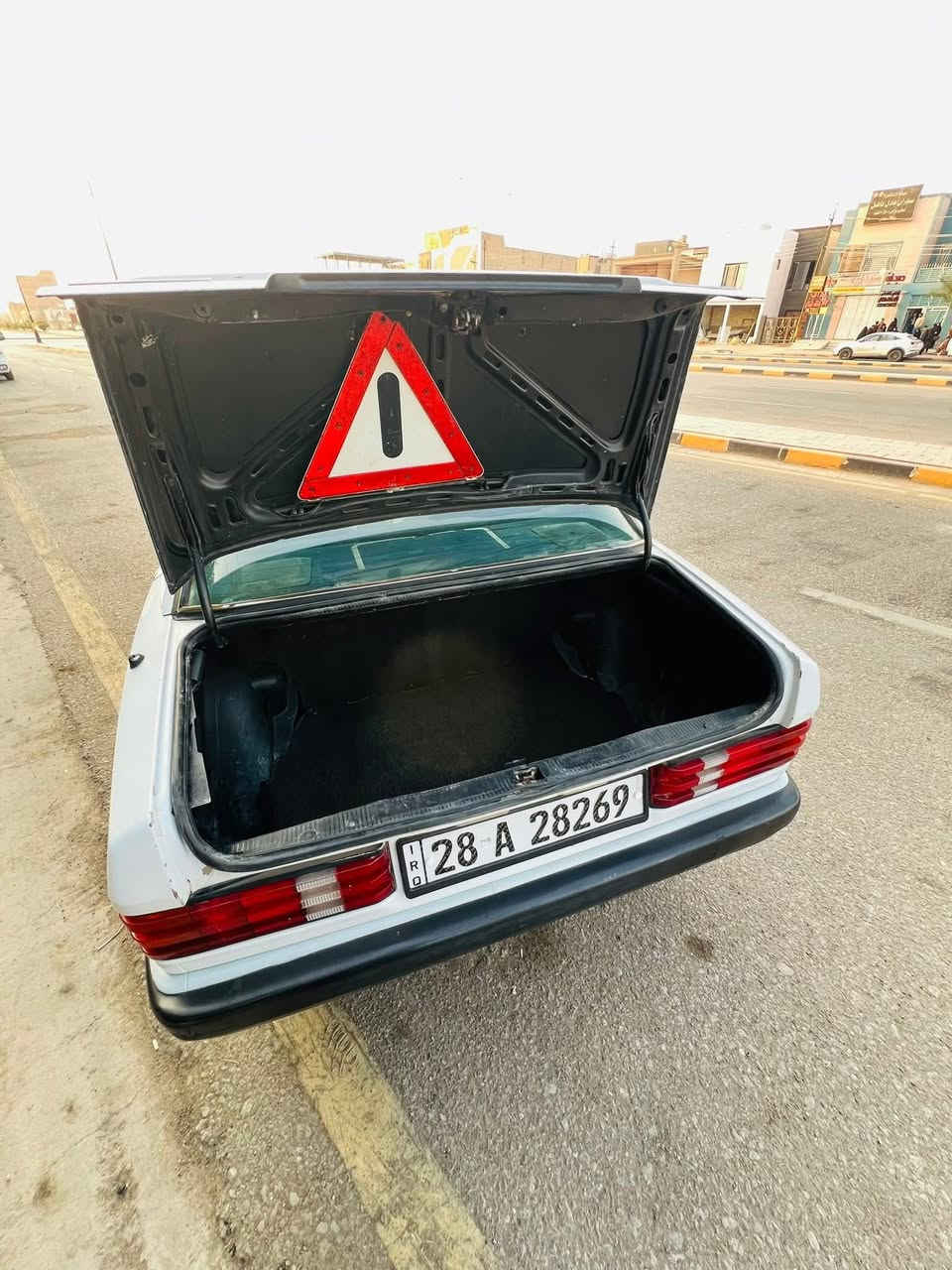 للبيع مرسيدس E190 (طيارين)
موديل 1989

🔧 المحرك:
 • مكينة 260
 • 6 سلندر (مكينة بلاد)

🚗 حالة السيارة:
 • السيارة جاهزة فول مواصفات
 • شغال ABS
 • دبل هورن
 • أريل كهربائي
 • حدادية جديدة
 • تخم تاير جديد
 • كهربائيات كلها شغالة
 • باتري جديد
 • السيارة جاهزة على آخر حباية
 • مكفولة من الحادث القوي
 • بيها صبغ قطع فقط
 • رقمها إنگليزي 
 • سنوية 30
 • باسمي تحويل ثاني يوم

💰 السعر: 68 وبيها مجال بسيط
📍 العنوان: النجف الأشرف
***********
