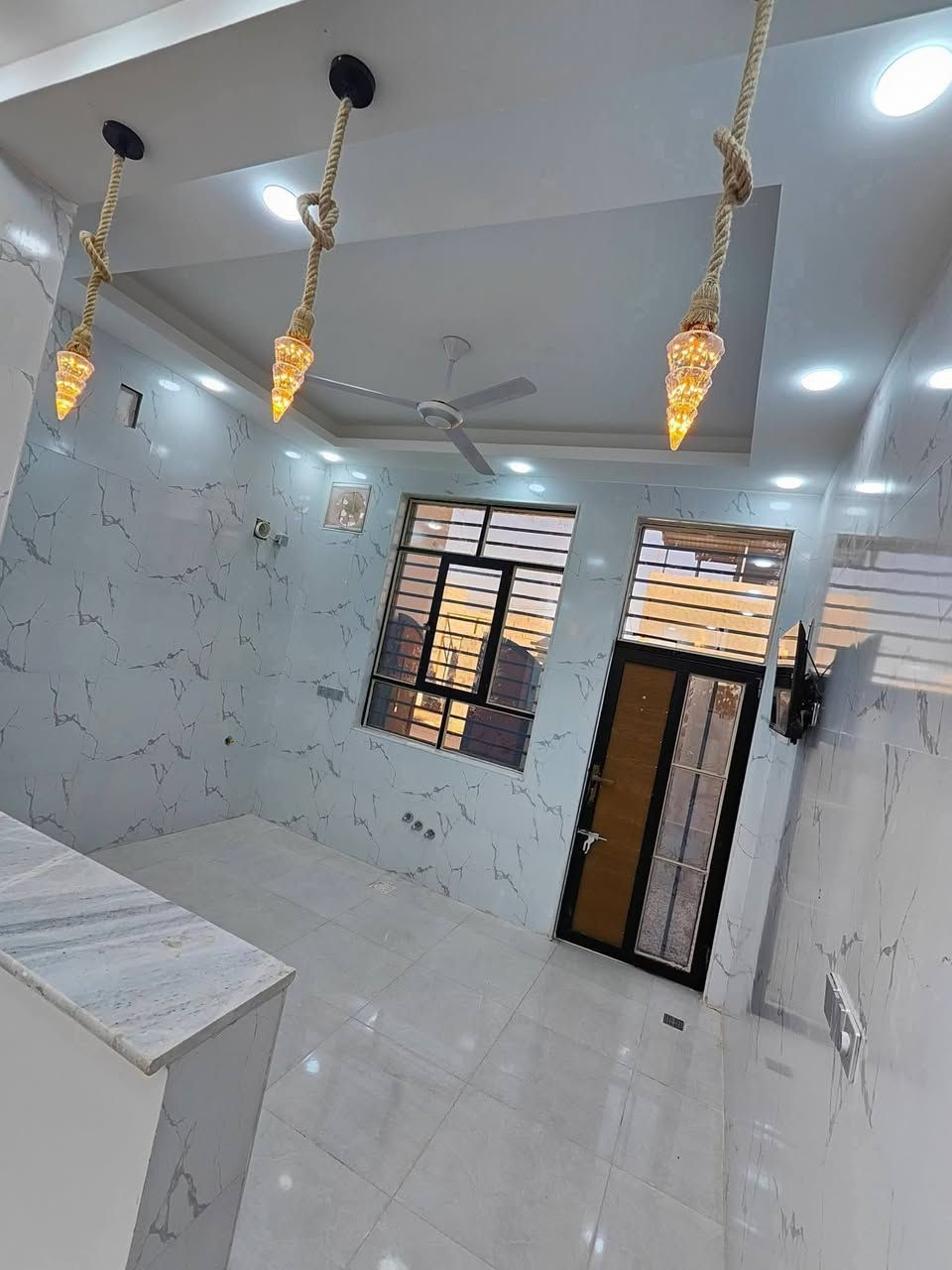 بيت للبيع في كربلاء مجمع بوابة الجنوب موقع شارع حله كربلاء
المجمع على شارع الزوار مباشر.
مساحة 100متر طابقين طابو زراعي قرار محكمة سند 25 
كافة الخدمات تبليط مجاري ماء كهرباء 
للبناء طابوك جمهورية كونكريت مسلح صب مركزي الاستفسار اتصل واتساب *********** *********** ***********
