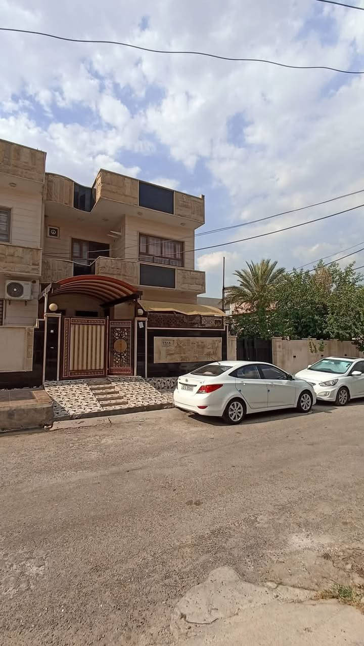 🏡 دار للبيع في القادسية الثانية – موقع مميز قرب مدرسة زهرة المدائن

فرصة سكنية رائعة لعائلة تبحث عن الراحة والمساحة والبناء الحديث.

📐 المساحة: 150 متر مربع
📏 الواجهة: 7.5 متر

🔹 الطابق الأرضي:
✅ كراج سيارة
✅ غرفتا نوم
✅ هول استقبال واسع
✅ مطبخ حار وبارد
✅ صحيات منفصلة

🔹 الطابق الثاني:
✅ 3 غرف نوم
✅ غرفة ماستر (سويت)
✅ هول
✅ صحيات منفصلة

⭐ بناء حديث ومواصفات ممتازة
⭐ شرط التحويل وقرار التمليك متوفر

للمزيد من المعلومات والاستفسا
***********
***********

📍 أو زيارة مكتب مكتب عمار الهزاع
