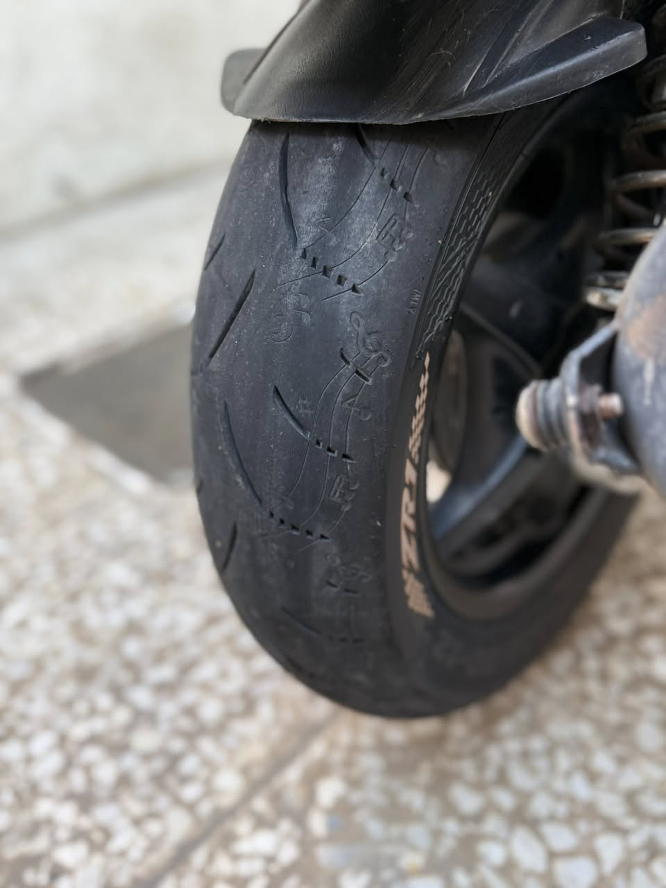 السلام عليكم سكنس فحل وارد كوري الدراجه نازله من الرمبه صارلها سبوع تقريباً الدراجه بيها تزويد بسيط مثل ماموضح بالصور الدراجه مكينتها كفاله عامه السعر 1150وبيها مجال للشاري هذا رقمي ***********
