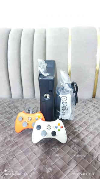 اكس بوكس 360مهكر حيل حيل نظيف نظام اروره حتى مكان القرص شغال ويحتوي على 148لعبه قويه من ضمنها pes 25حقيقة ويحتوي على 2جوستك وغراضه كله بلادي شرط الفحص اضافتن محوله بلاديه جديده بعده مامستخدمه السعر 120وبي مجال للطيبين توصيل جميع المحافظات متوفر ***********
