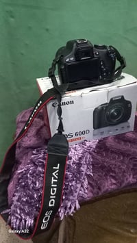 كامرة كانون d600 مع عدسة ٧٠ -٣٠٠ للبيع بسعر ٣٥٠ الف مع عدسة سكما ٧٠-٣٠...