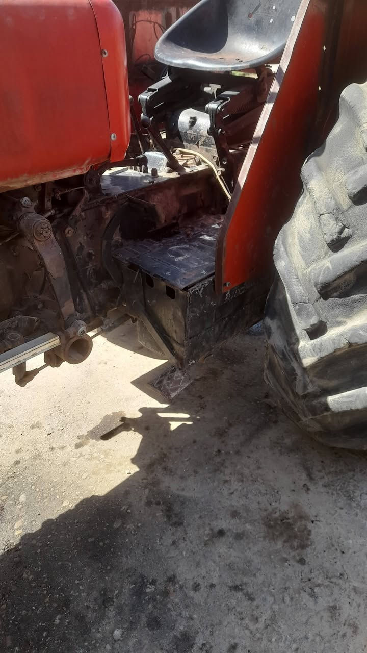 مكينه عنتر 87للبيع محرك اكسن كير هيدروليك صدرجديد بم نوزل  تايرات نص عمر بدون رايدها 4مليون  وبيها مجال  هذا رقمي ***********
