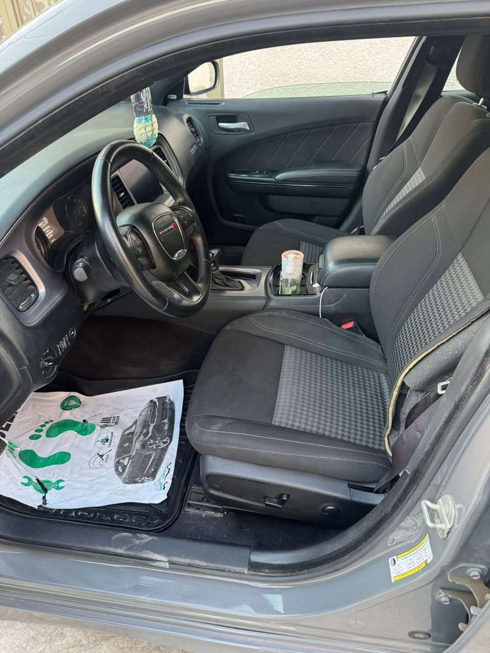 للبيع: دودج تشارجر 2023 SXT (محدثة GT) - بسعر مغرٍ!
فرصة رائعة لامتلاك سيارة دودج تشارجر 2023 بمظهر الـ GTالرياضي الجذاب، وبسعر ممتاز مراعياً للملاحظات الموجودة. السيارة بحالة جيدة جداً من الداخل والمحرك، وممشاها قليل.

التفاصيل الأساسية:
 • النوع والموديل: دودج تشارجر SXT، موديل 2023.
 • التحديث: تم تحديث الشكل الخارجي بالكامل إلى فئة GT.
 • المسافة المقطوعة (الممشى): 18,000 كيلومتر فقط (قابل للزيادة الطفيفة).
 • السعر المطلوب: 220 ورقة (21,500 دولار أمريكي)، قابل للتفاوض البسيط جداً بعد المعاينة.

حالة السيارة (بكل شفافية):
تم فحص السيارة في مركز المندلاوي، والتقرير مرفق للإطلاع على جميع التفاصيل. الملاحظات الرئيسية هي:
 • صبغ وفتح: الصدام الأمامي والخلفي، والجاملغ الأمامي الأيمن (مفتوح + صبغ).
 • تعديل: تعديل بسيط في بداية الشاصي الأمامي الأيمن (كما هو موضح بالتقرير).
 • ملاحظات أخرى: وجود بعض الرجعات والشخوط المتكحلة في أجزاء متفرقة، وتكمات داخلية بسيطة.
 • المحرك والكير والتبريد: ممتازة وبحالة الوكالة (شرط الفحص).
السيارة جاهزة للاستخدام اليومي، ومناسبة جداً لمن يبحث عن موديل حديث بسعر اقتصادي ويتقبل وجود الملاحظات المذكورة.

للتواصل والمعاينة:
 • رقم الهاتف: *********** (اتصال أو واتساب).
