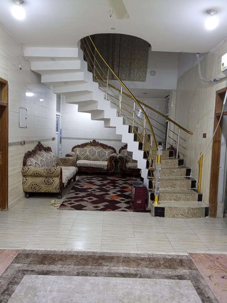 بيت ومحلات للبيع المساحه 315
خمس محلات 
خمس غرف نوم 5ونص /4
صاله  10/4
ستقبال 6/4 
مطبخ 5/4
حديقه 5/5
‏***********
